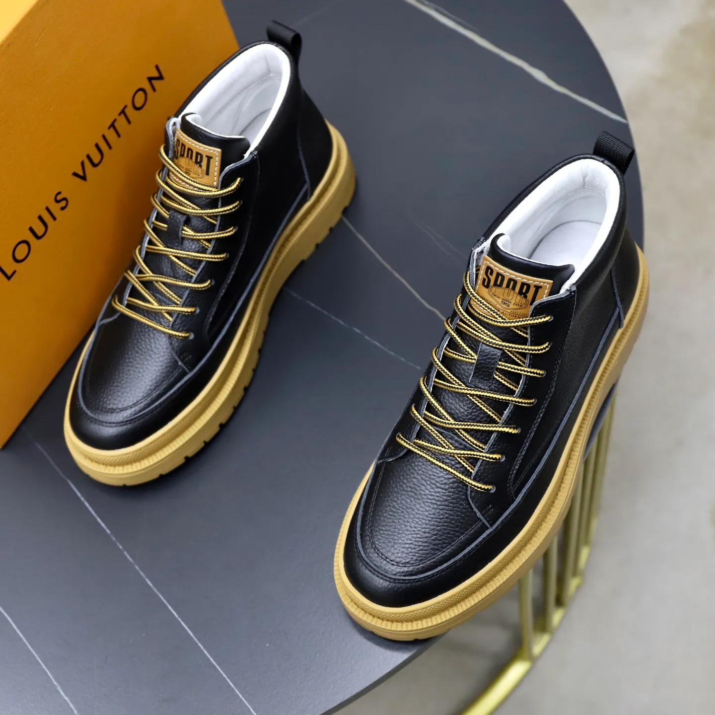 Ex-factory price: 460💰🙅‍♂️🙅‍♂️🙅‍♂️ Brand: LV Louis Vuitton Standard code: 38–44 (45 can be customized) Grade: Same as the official website Material: Original cowhide fabric Comfortable pigskin lining Lightweight wear-resistant outsole Style category: Men's fashion casual shoes and boots Running sneakers Distinguished luxury brand elements Top luxury Color: actual picture color